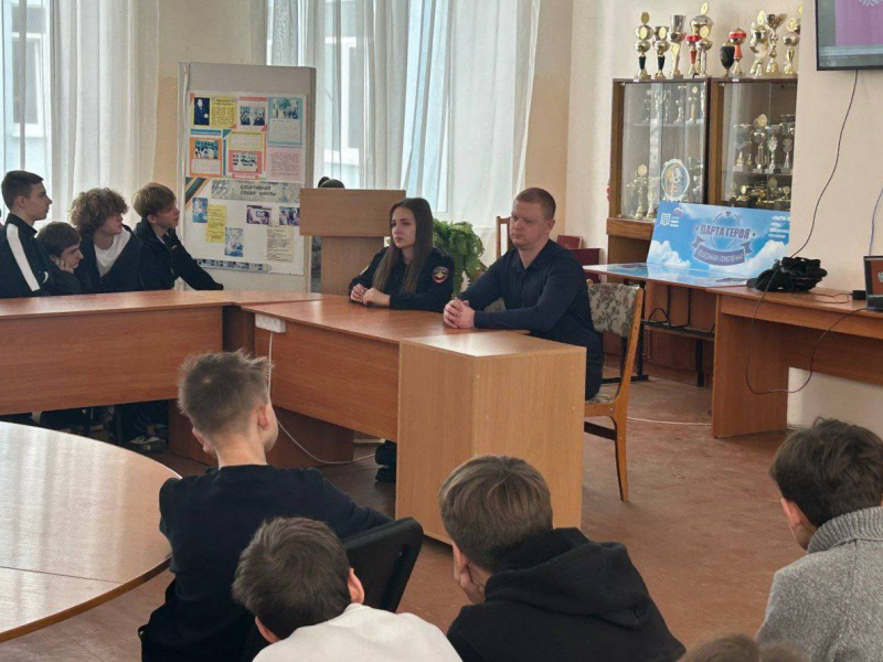 Луганские полицейские поговорили с учениками столичной школы №26 о профилактике экстремизма и терроризма