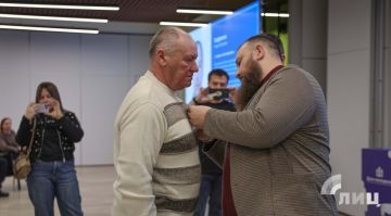 Родители героев СВО из ЛНР получили общественные медали «Отец солдата»