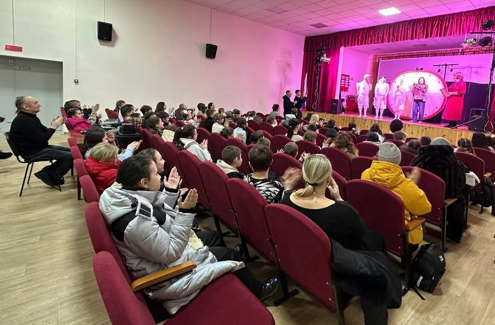 Жители поселка городского типа Боково-Платово получили возможность прикоснуться к глубокой и пронзительной истории под названием «День, когда я встретил ангела», которую представили актеры Ставропольского краевого театра...