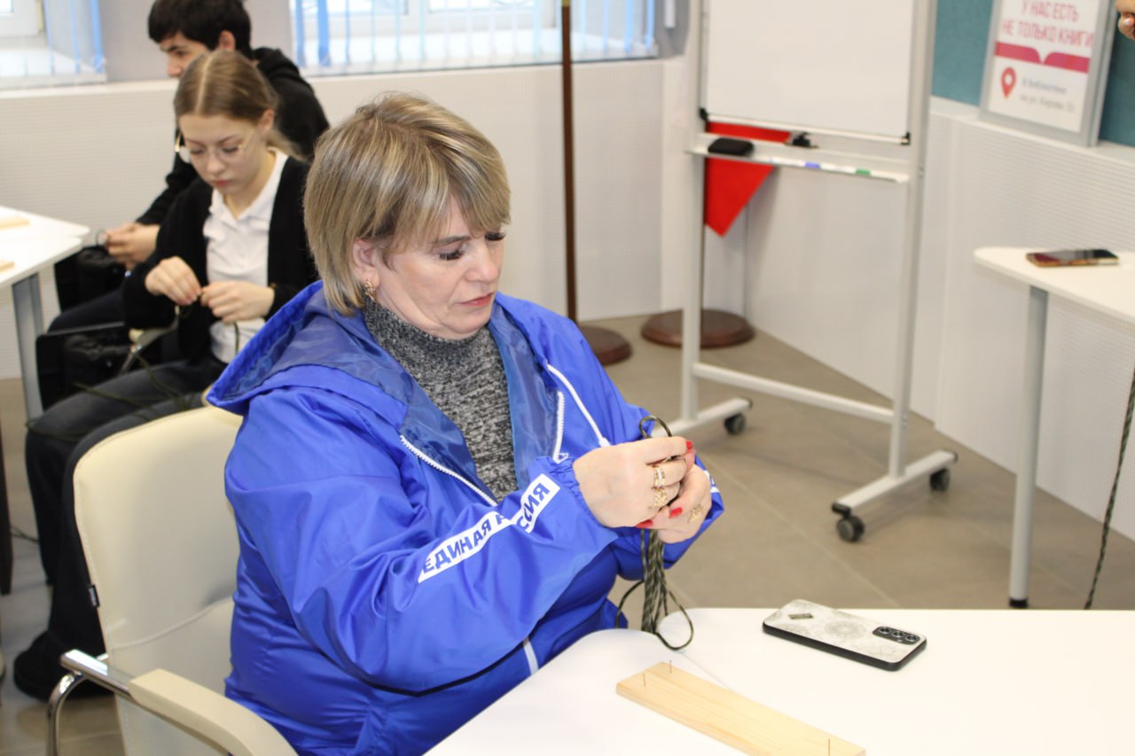 В Белокуракинской модельной библиотеке состоялся мастер- класс по плетению тактических браслетов для бойцов СВО