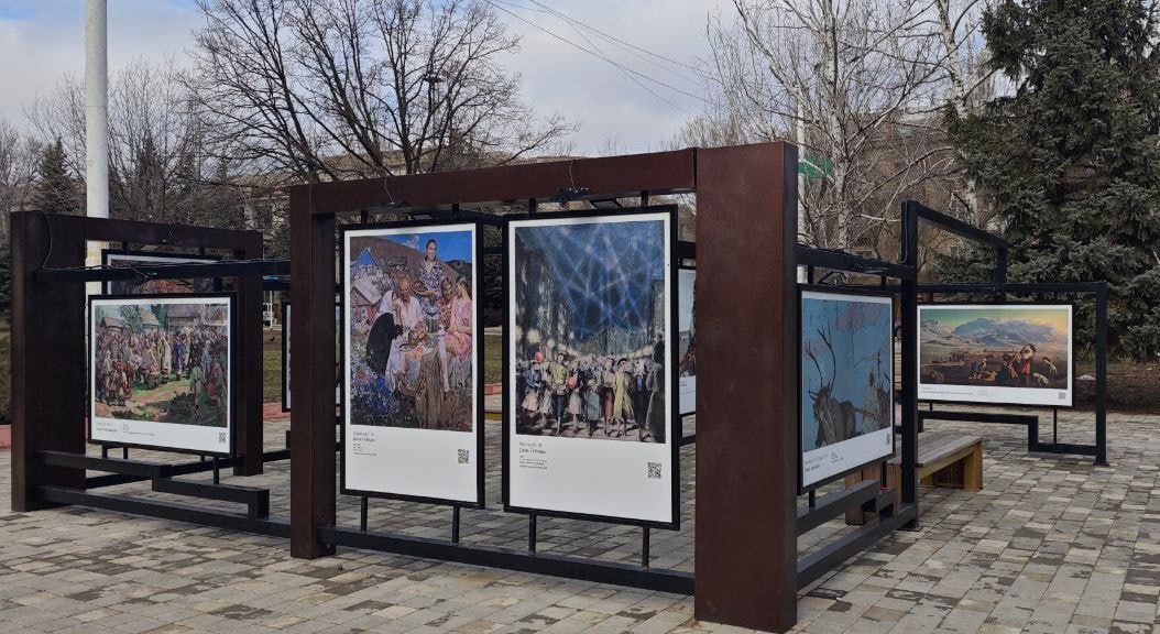 В центре Стаханова обновили уличные выставки
