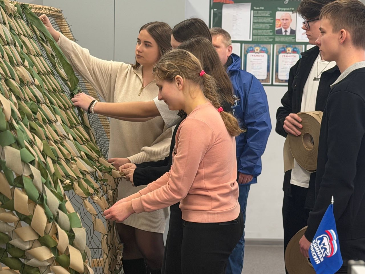 Ко Дню защитника Отечества при поддержке единороссов состоялся мастер-класс по плетению маскировочных сетей