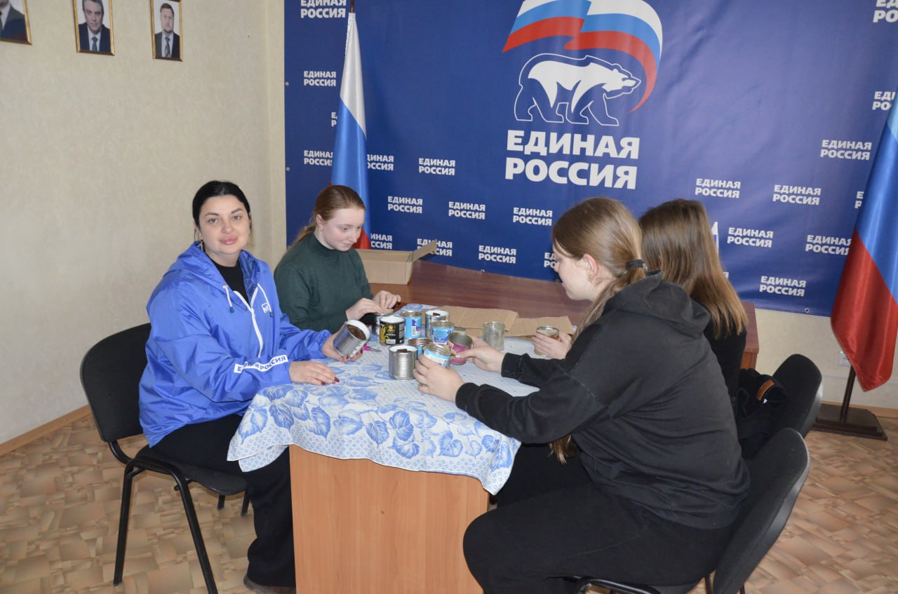 В Лутугинском отделении партии «Единая Россия» прошёл мастер-класс по изготовлению окопных свечей