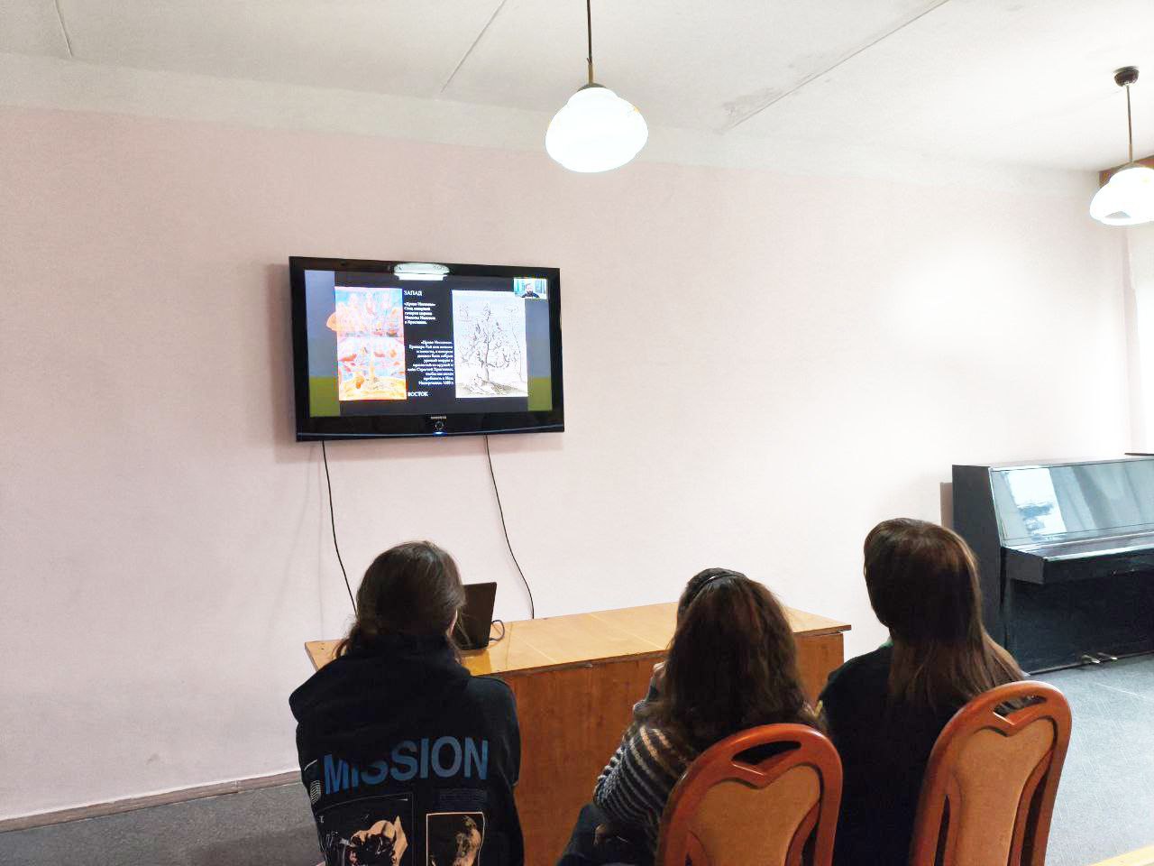 Сегодня работники КДУ продолжили знакомиться с культурной историей Отечества в формате лекций, организованных сотрудниками федеральных музеев и музеев-заповедников России