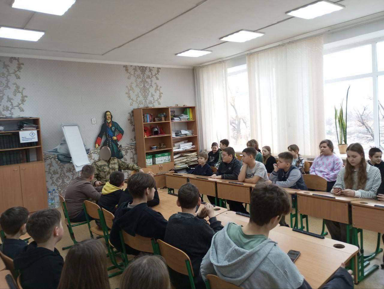 В преддверии Дня защитника Отечества классные руководители 5-б Шевченко Т.В. и 8-б Погорелая Л.Н. провели открытое воспитательное мероприятие урок -мужества " Классная встреча", на котором присутствовали обучающиеся 1-а...