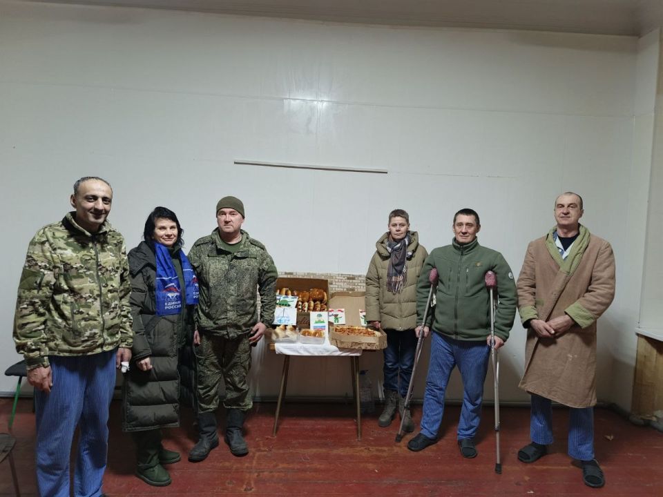 Активисты «Единой России» поздравили военнослужащих, находящихся в госпитале, с наступающим Днем защитника Отечества и Масленицей