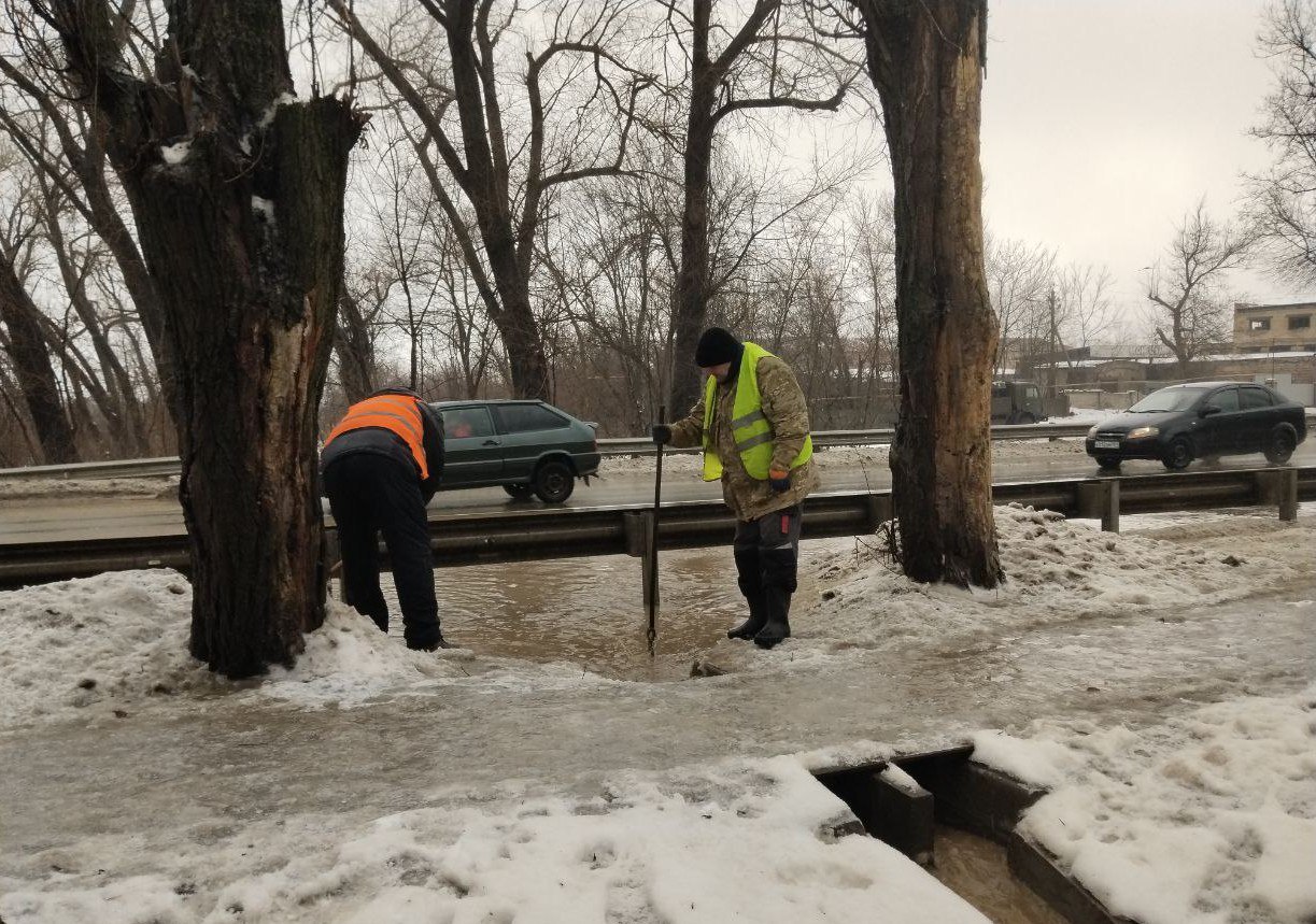Специалисты дорожных служб проводят работы по очистке водоотводных лотков на автодорогах республики