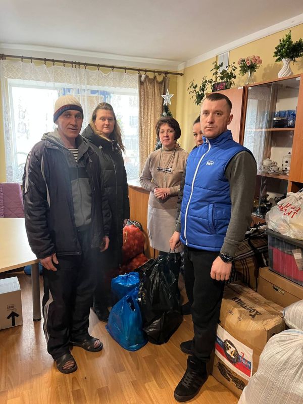 «Единая Россия» передала помощь для эвакуированных жителей ПВР