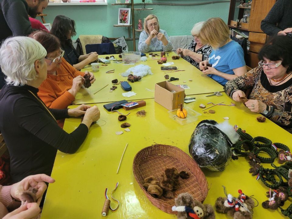 Члены УИК Кировска изготовили подарки для военнослужащих ко Дню защитника Отечества