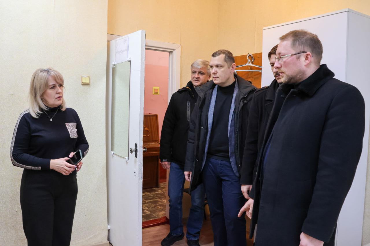 Министр культуры ЛНР Роман Олексин посетил Детскую школу искусств №2 города Брянки