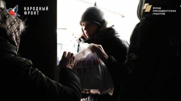 ГБР Молодёжки НФ совместно с РИК НФ ЛНР привезли гуманитарную помощь и оказали содействие в восстановлении жилья, перекрывая крыши людей пострадавших от атаки БПЛА