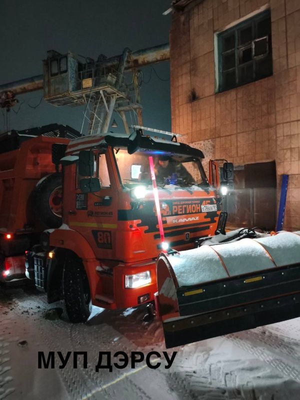 Ведётся очистка проезжей части от снега и обработка покрытий противогололёдными материалами