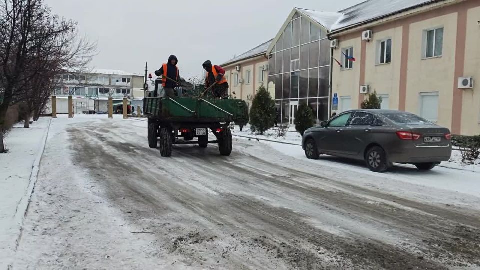 Специальной техникой производится одновременная очистка автомобильных дорог от снега и посыпка их противогололедной смесью