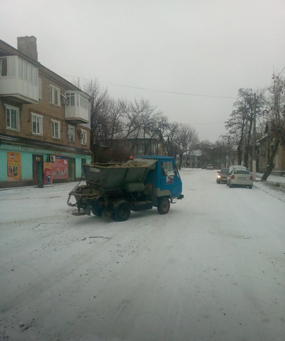 В Стаханове ведётся обработка дорог и тротуаров противогололёдными материалами