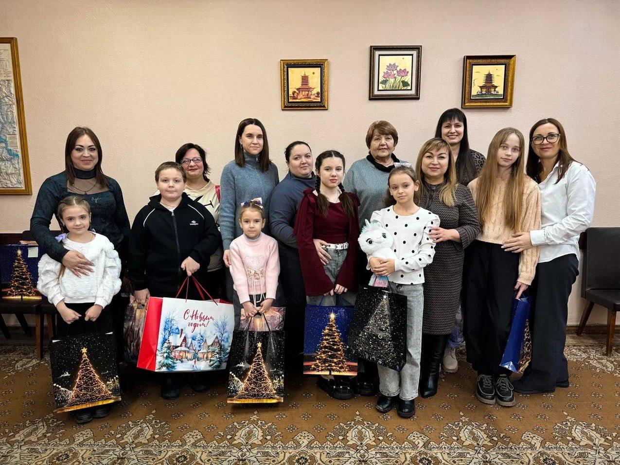 В рамках всероссийской акции «Ёлка желаний» дети Антрацитовского муниципального округа получили новогодние подарки от депутатов Народного Хурала (Парламента) Республики Калмыкия