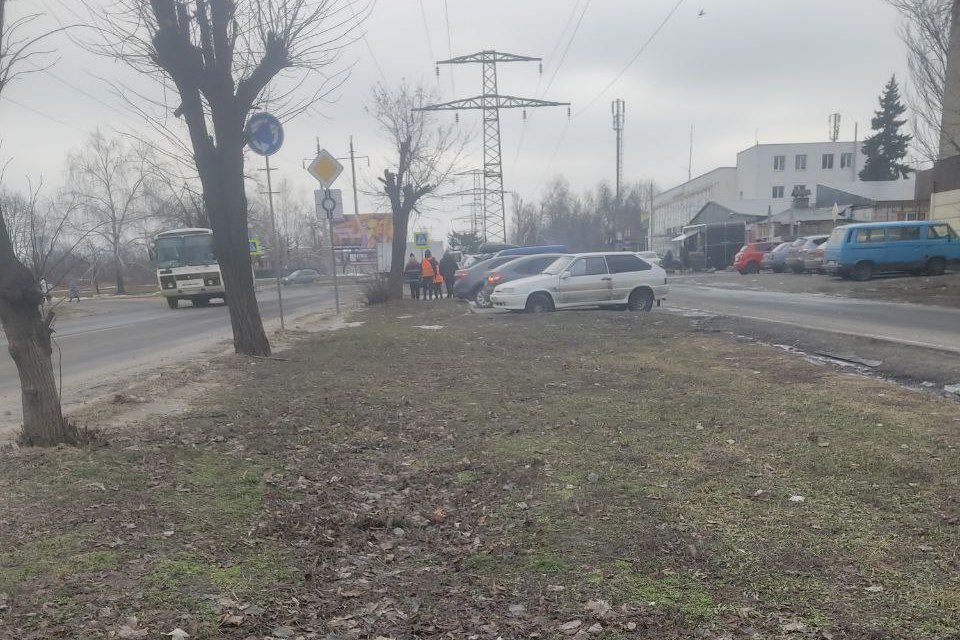 В связи с резким изменением погодных условий и образованием наледи, сотрудники МУП «Благоустройство «СМО» с раннего утра ведут активную работу по обеспечению безопасного передвижения граждан