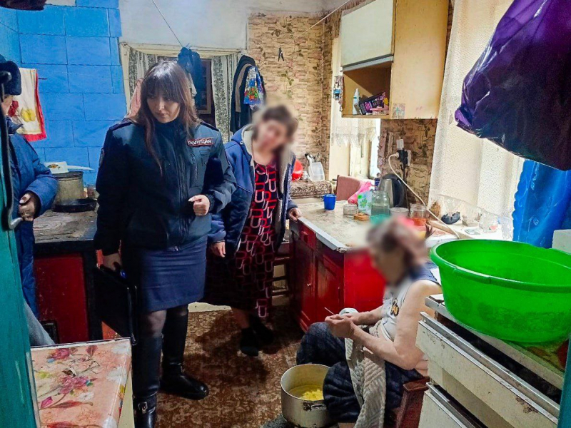 Полицейские установили два факта ненадлежащего исполнения родительских обязанностей в ходе проверок состоящих на учёте семей в Антраците