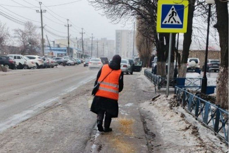 Работники МУП «Благоустройство СМО» продолжают борьбу с гололедными отложениями на улицах Свердловска