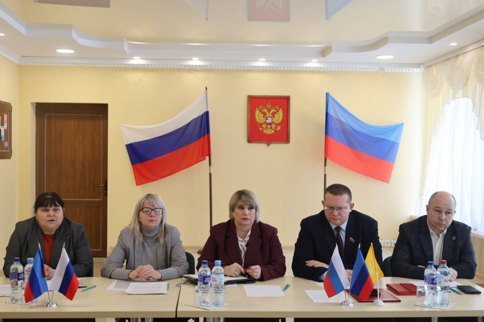 Замминистра труда ЛНР принял участие в заседании круглого стола