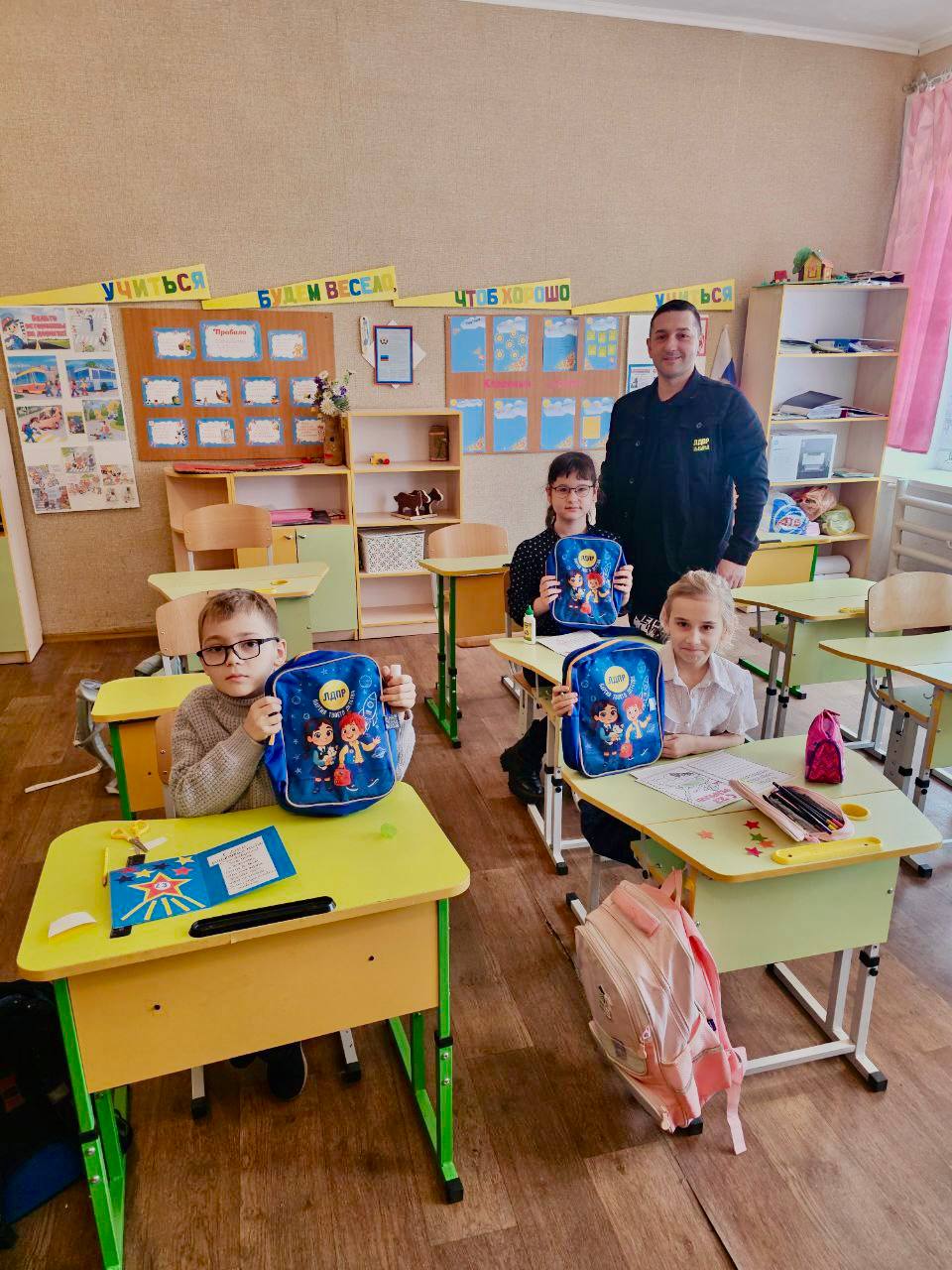 ПОДАРКИ ДЕТЯМ ОТ ЛДПР. Депутат Совета Новоайдарского муниципального округа от фракции ЛДПР Арсен Серджан передал учащимся Бахмутовской школы подарки от ЛДПР