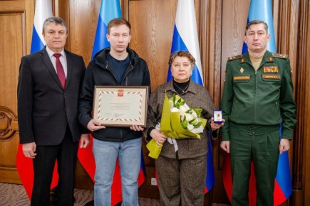 Леонид Пасечник: Сегодня к нам из Костромской области прибыли мама и брат защитника Отечества подполковника Михаила Лебедева, который героически погиб на полях специальной военной операции