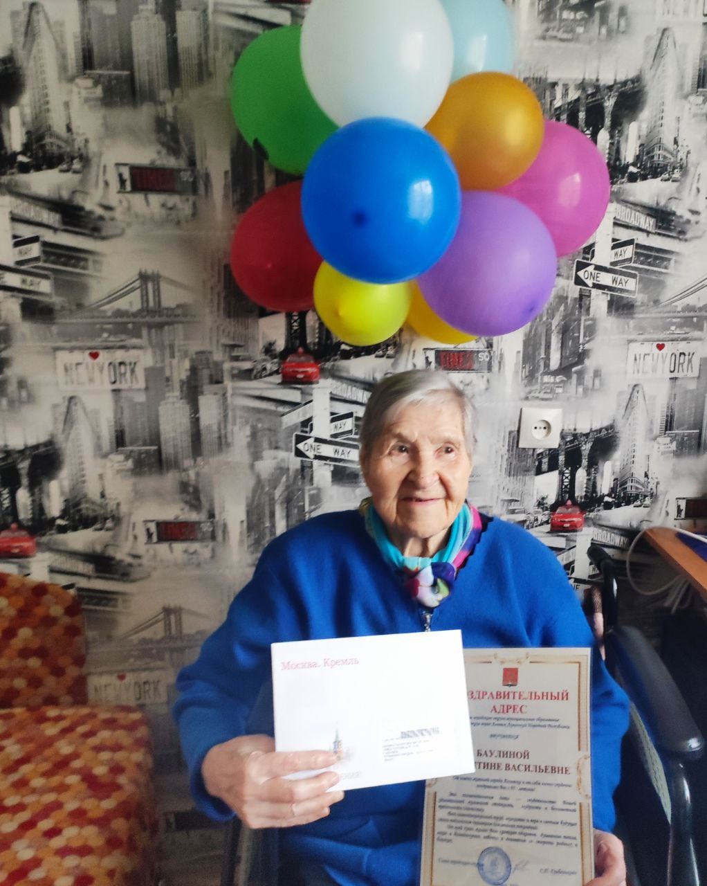 В Алчевске поздравили с 95-летним юбилеем ветерана труда и труженицу тыла Валентину Васильевну Баулину