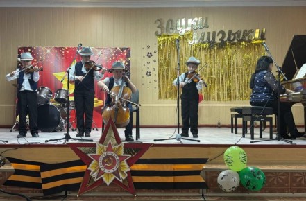 В Краснолучской Детской музыкальной школе прошёл концерт к 23 февраля