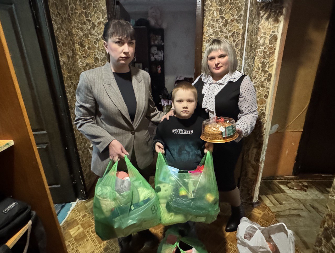 Заместитель главы Администрации Краснолучского городского округа Ксения Власенко и начальник управления образования по муниципальным образованиям ГО г.Красный Луч и Антрацитовского МО Кристина Прочухан при поддержке...