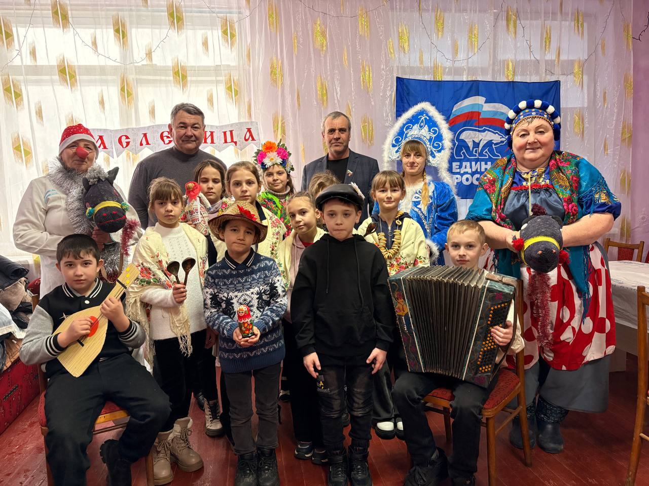 Активстка партии «Единая Россия» Светлана Капаций с работниками культуры Литвиновского СДК для маленьких жителей села, при поддержке секретаря первичного отделения №6 Михаила Козлова и депутата Беловодского муниципального...