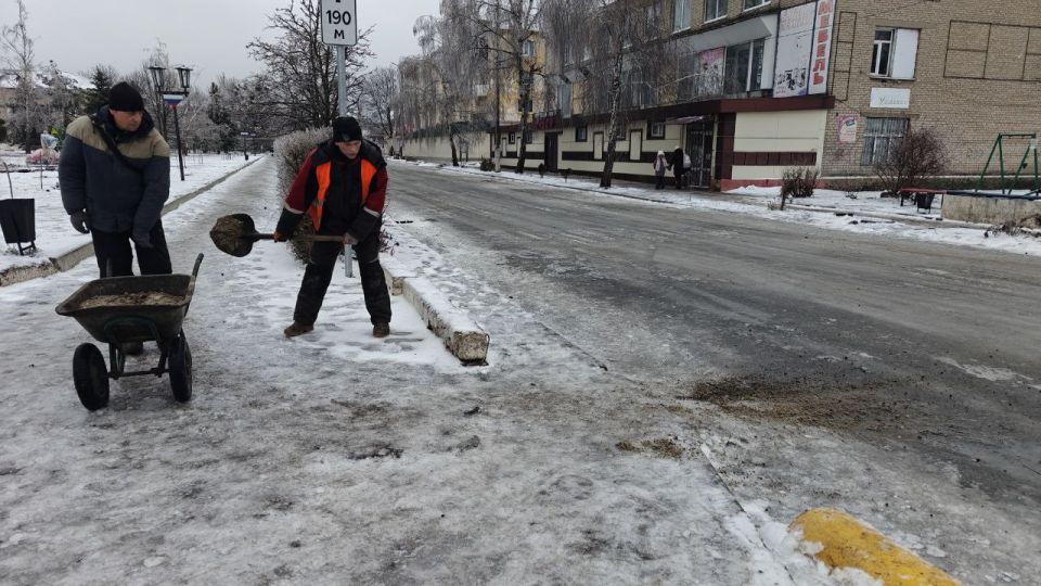 В связи с ухудшением погоды коммунальные службы городского округа экстренно перебросили все силы на борьбу с гололедом