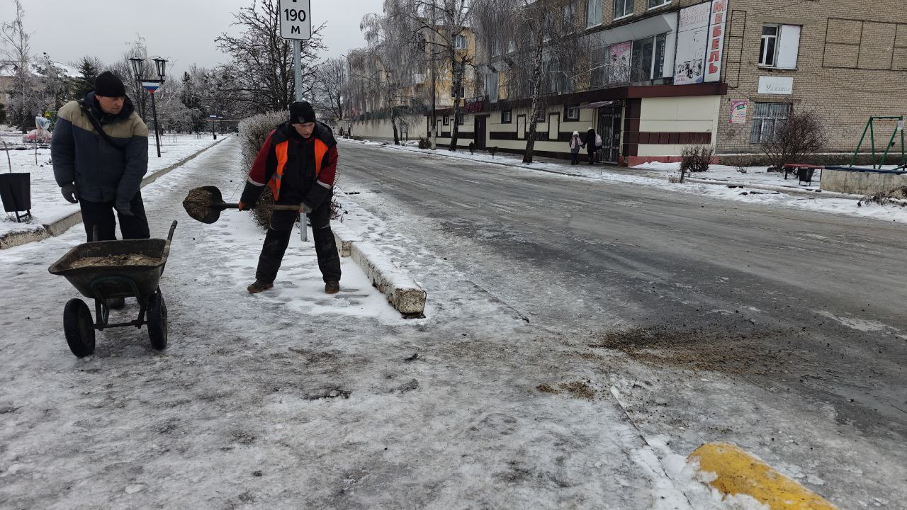 В связи с ухудшением погоды коммунальные службы городского округа экстренно перебросили все силы на борьбу с гололедом