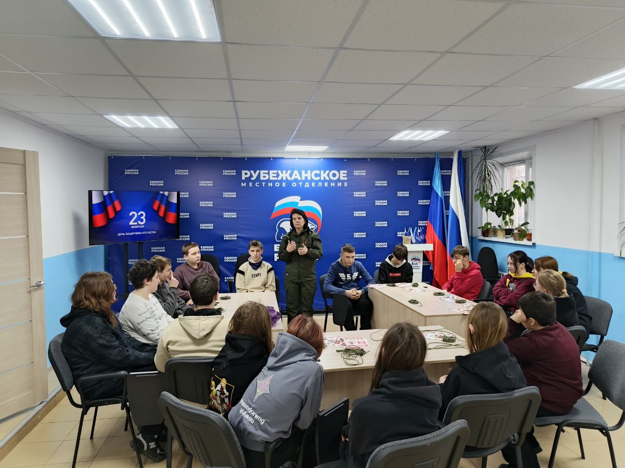 «Единая Россия» в Рубежном провела мастер-класс по плетению тактических браслетов