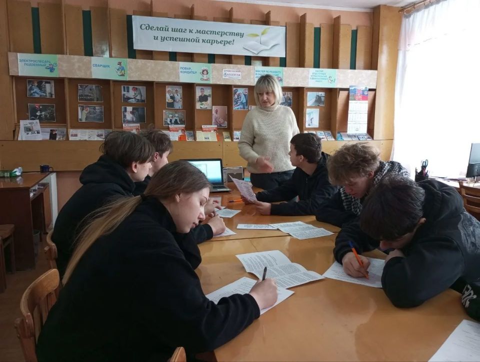 Специалистами центра занятости в городе Брянке для выпускников ГБПОО ЛНР «Брянковский коллледж» проведен семинар, направленный на содействие занятости