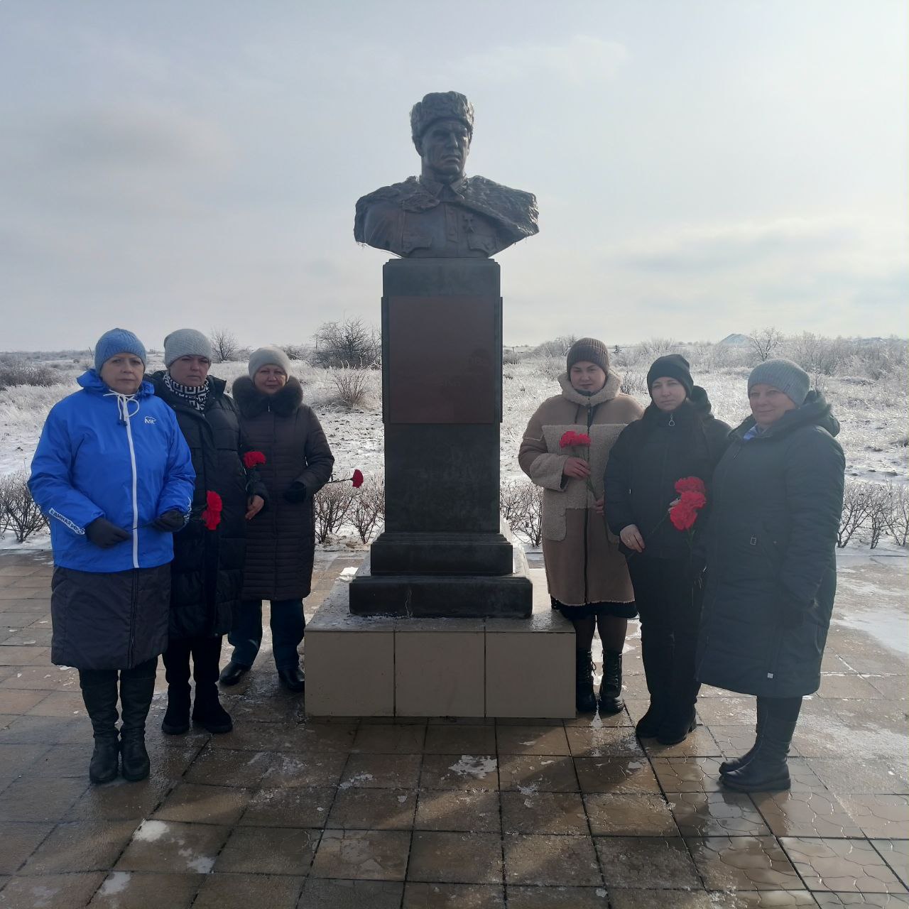 В преддверии 83-й годовщины гибели бойцов и командиров легендарной 112-й Башкирской кавалерийской дивизии, 20 февраля, активисты Краснолучского местного отделения ВПП «Единая Россия» провели памятные мероприятия