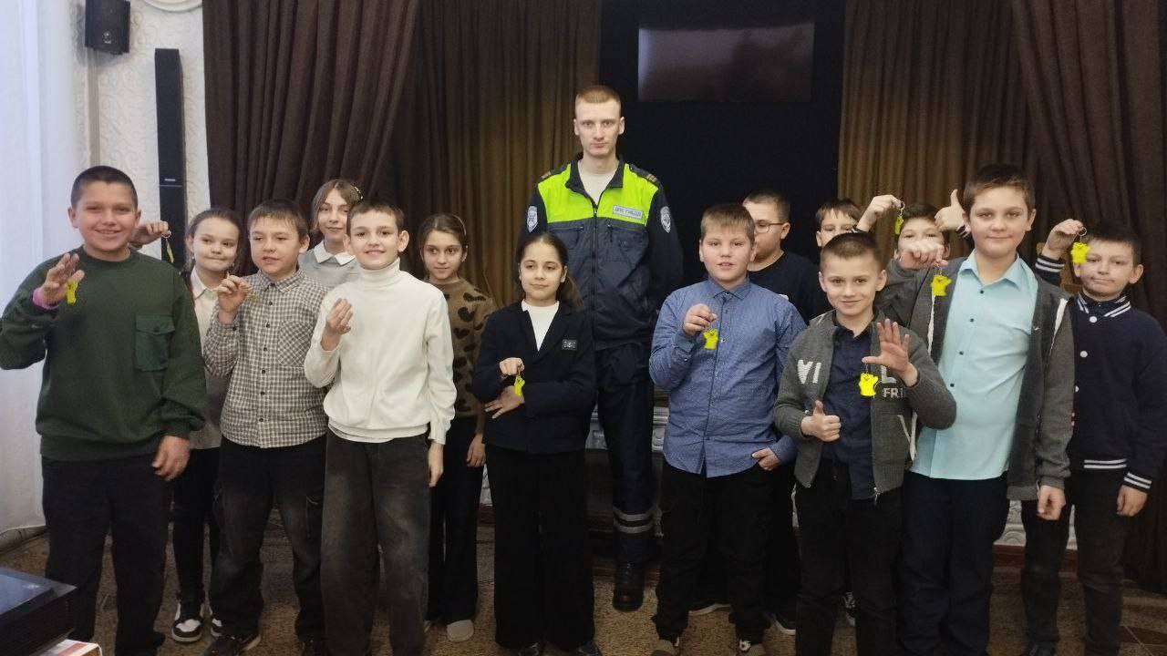 Сотрудники ОГИБДД ОМВД России «Антрацитовский» в ГБОУ ЛНР «АОШ №4» провели викторину «Знатоки дороги»