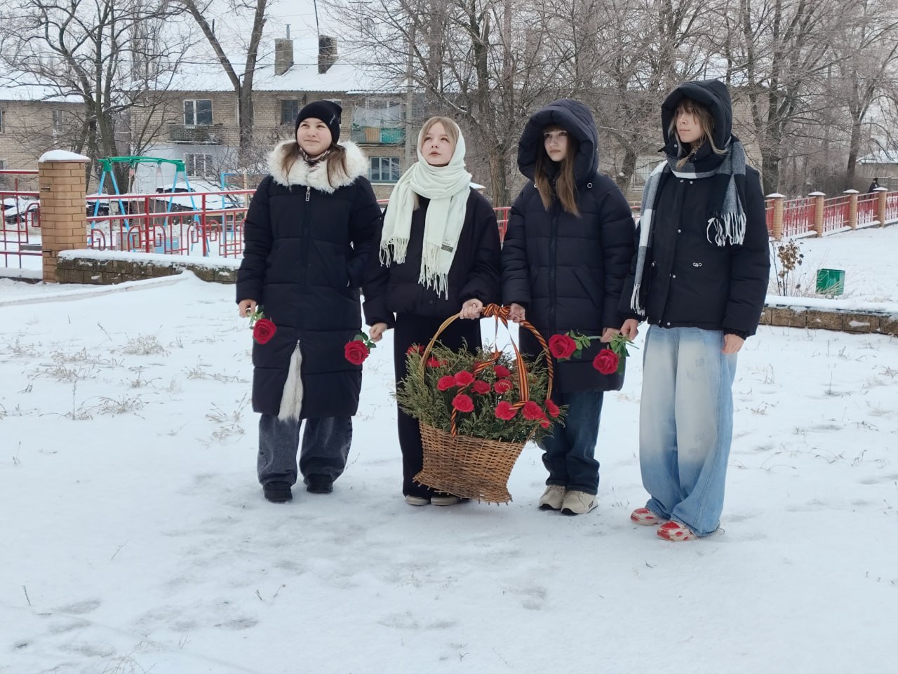 В посёлке Краснодон состоялось тематическое мероприятие с участием школьников, посвящённое памяти героев мемориального комплекса «Бессмертие»