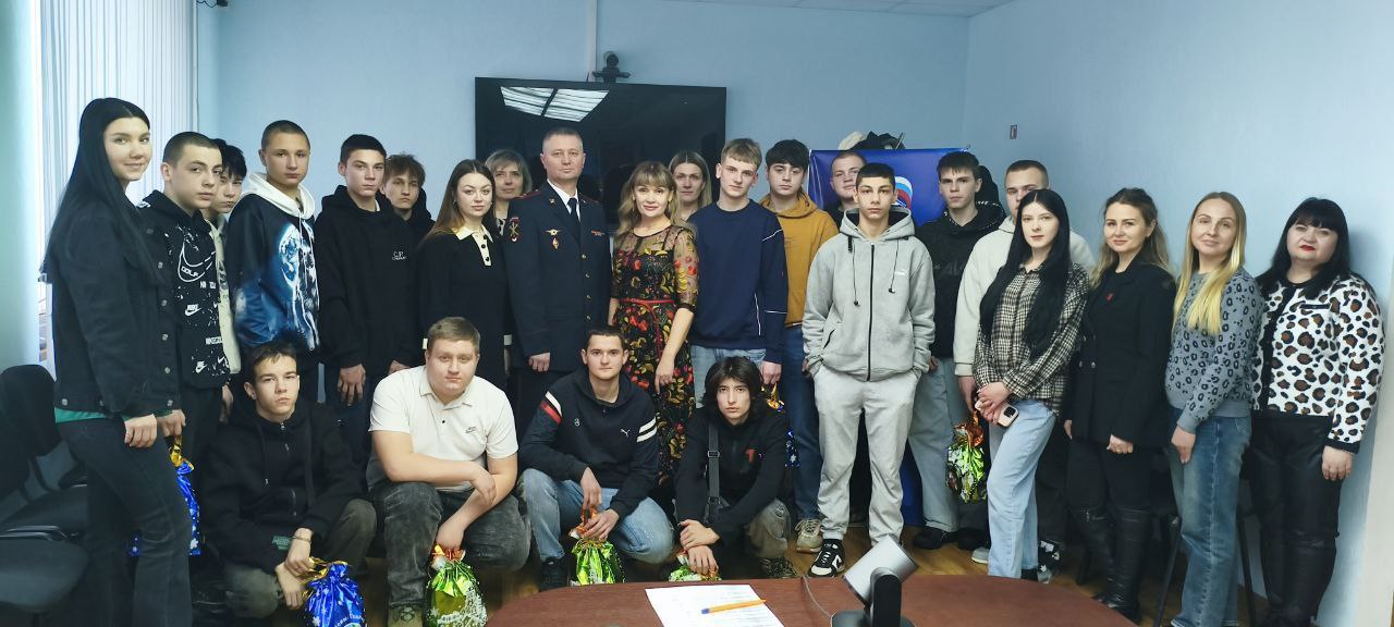 В преддверии Дня Защитника Отечества в Администрации Антрацитовского муниципального округа в торжественной обстановке состоялась встреча с несовершеннолетними, которые внесены в реестр несовершеннолетних, находящихся в...