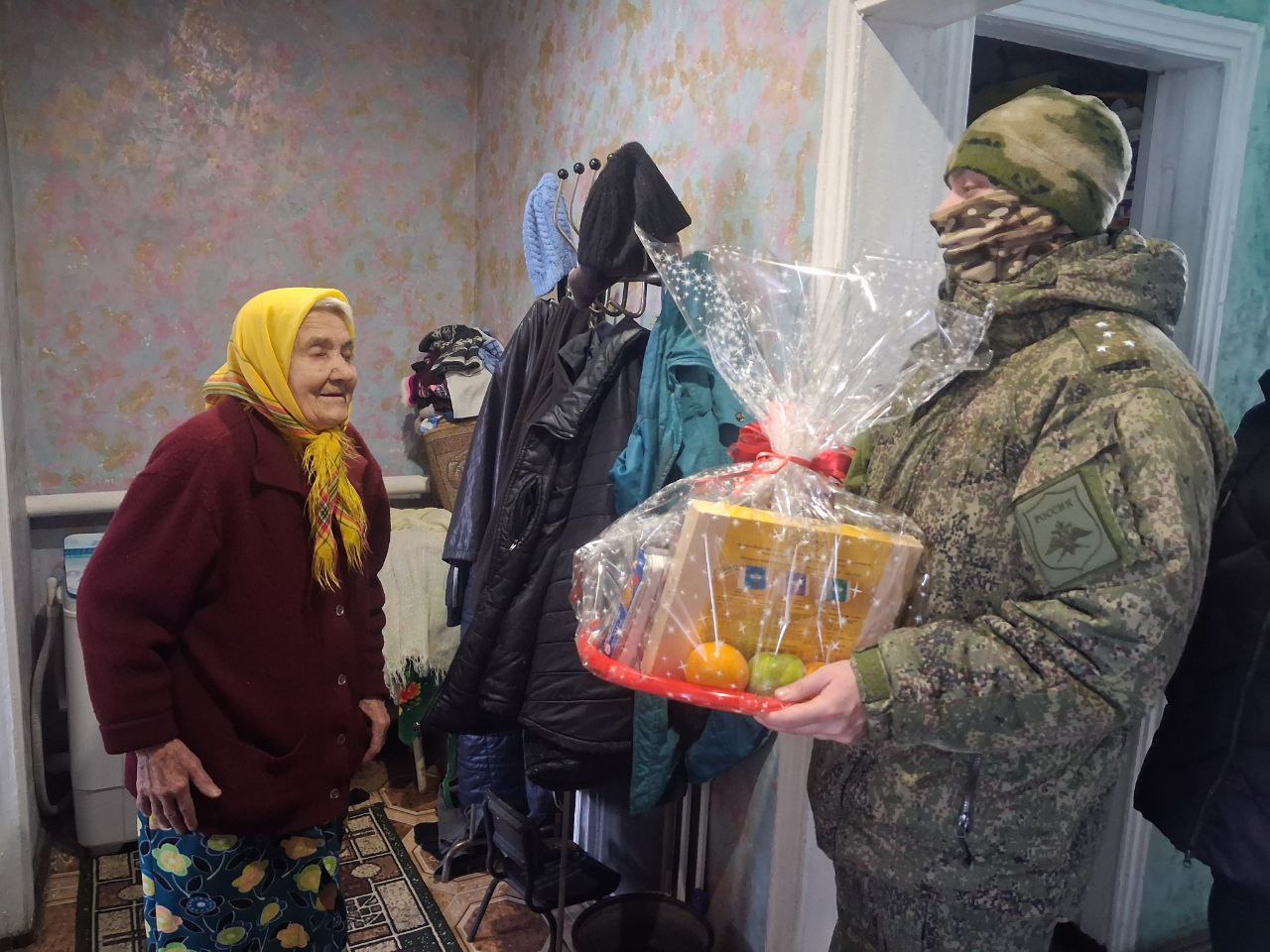 Сегодня в преддверии Дня защитника Отечества сотрудники отдела жизнеобеспечения пгт Новодарьевка Администрации городского округа город Ровеньки, совместно с военнослужащими Вооруженных Сил Российской Федерации, посетили и...