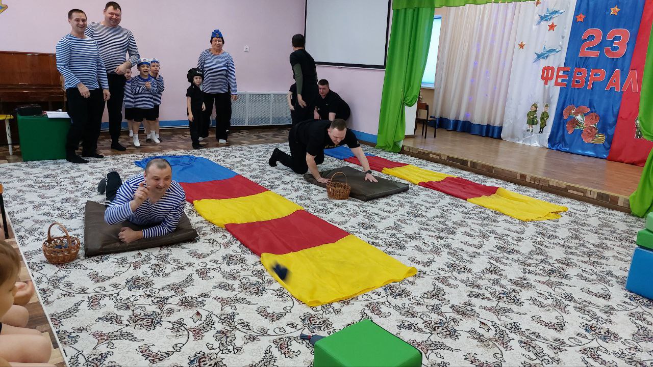 В преддверии Дня Защитника Отечества в ГБДОУ ЛНР «Беловодский ясли-сад №3 «Родничок» прошло спортивное мероприятие «Отец и сын – великая сила!» для детей старшего дошкольного возраста и их родителей