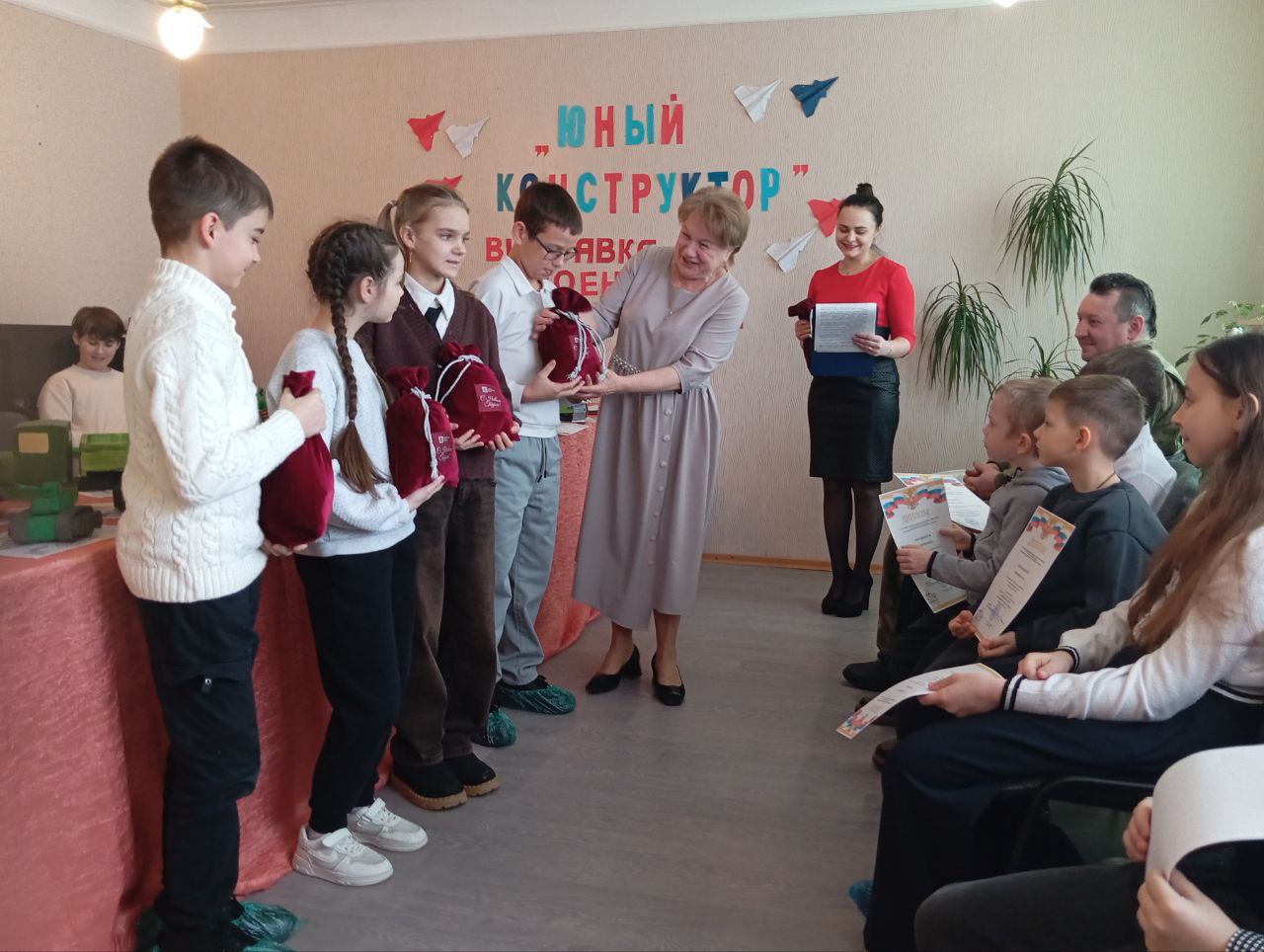 В Ровеньковском детском центре научно-технического творчества проходит городская выставка работ моделей военной техники «Юный конструктор» в направлениях: модели исторической серии; техника Великой Отечественной войны;...