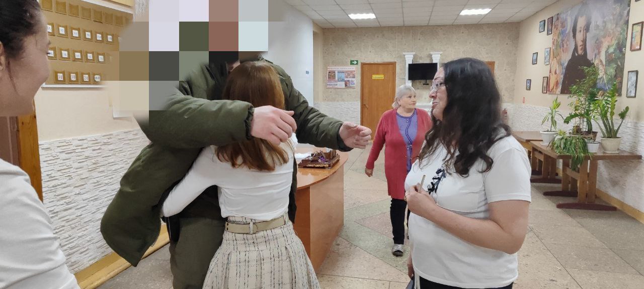 Вкус дома - вкус Победы: активистки Единой России и обучающиеся Краснолучской школы 10 им.А.С.Пушкина изготовили и передали подарки для военнослужащих