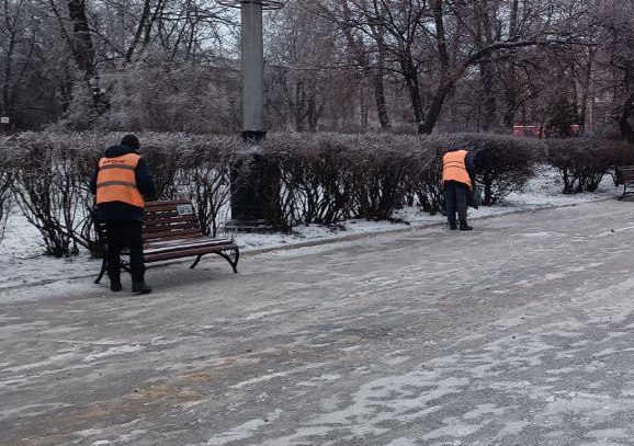 Дорожники Алчевска устраняют последствия гололеда