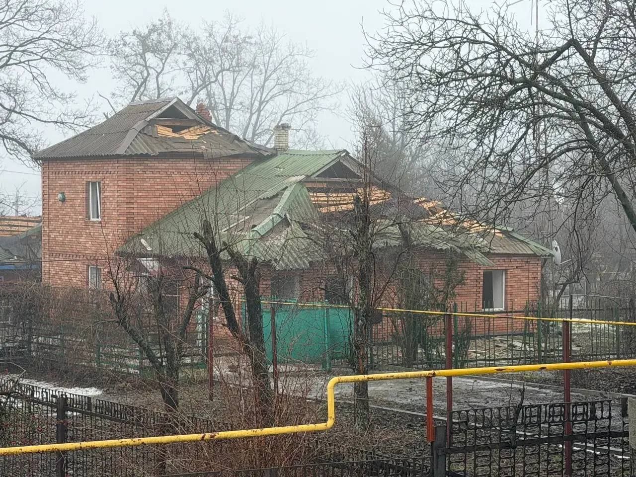 "Всевеликое войско Донское" и «Народный фронт» приняли участие в ликвидации последствий подлого удара кассетными боеприпасами киевскими националистами по мирному посёлку "Центральный" в Перевальском МО ЛНР