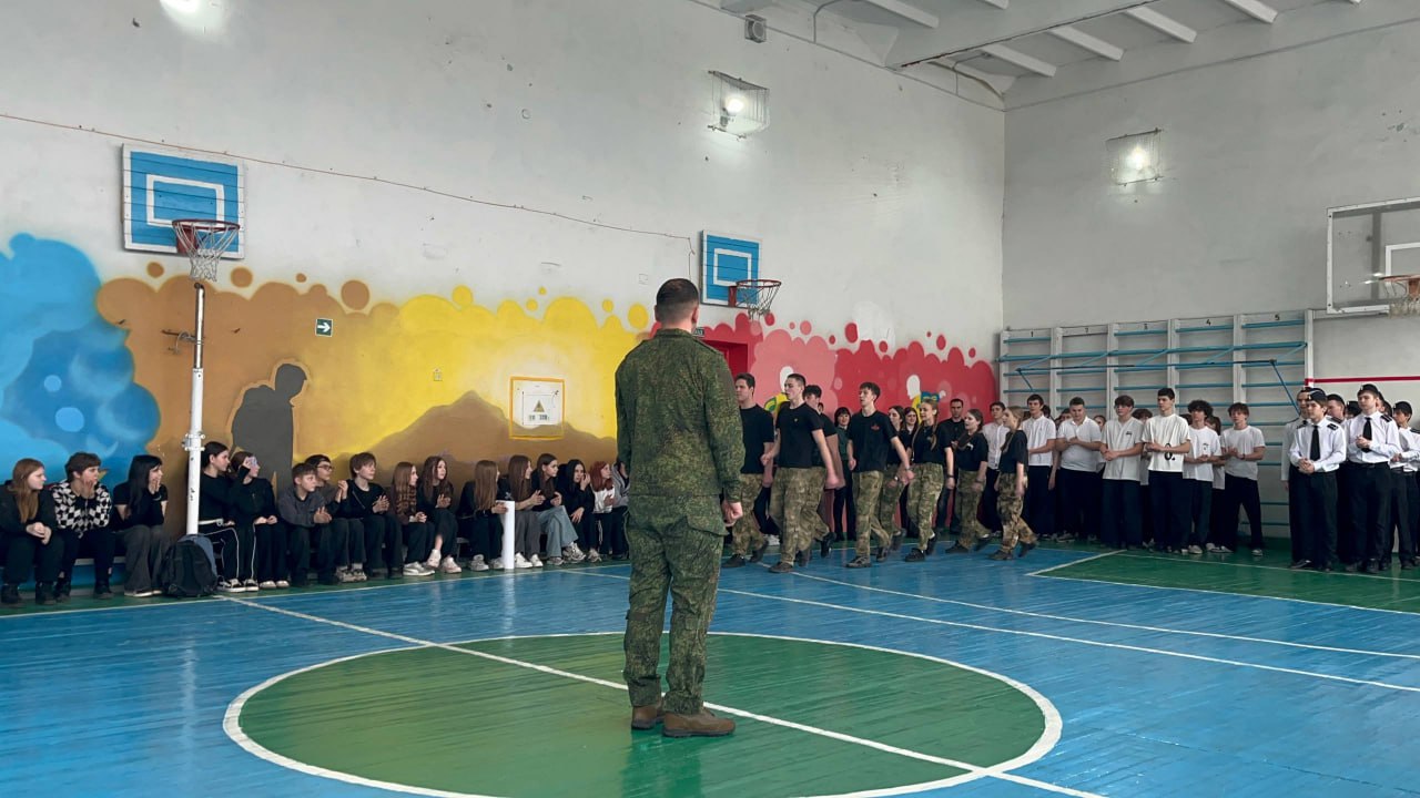 Накануне Дня защитника Отечества в ГБОУ ЛНР «Беловодский лицей «Лидер» прошёл военно-спортивный конкурс «А ну-ка, парни!» среди 9-11 классов