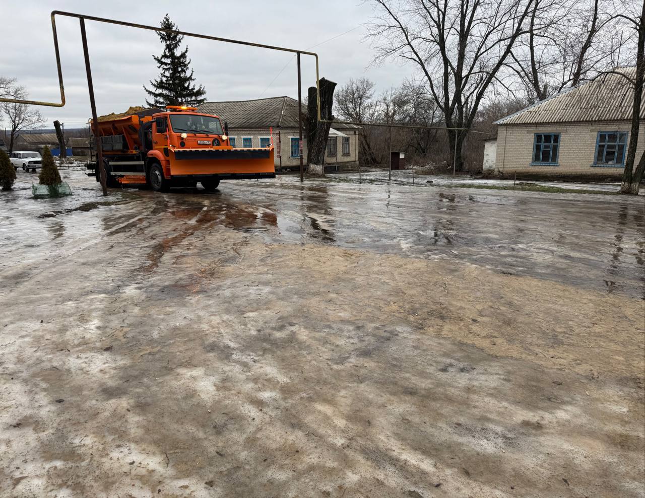 Спецтехника из Ивановской области помогает коммунальщикам чистить дороги от наледи