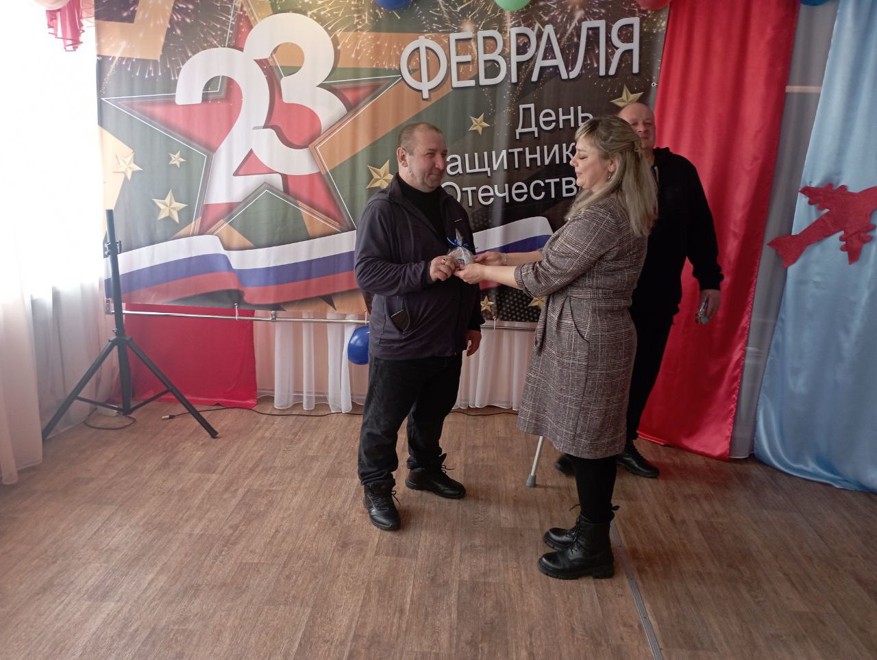 На территории пгт Есауловка уличная акция – поздравление «23 февраля- поздравлять мужчин пора!»