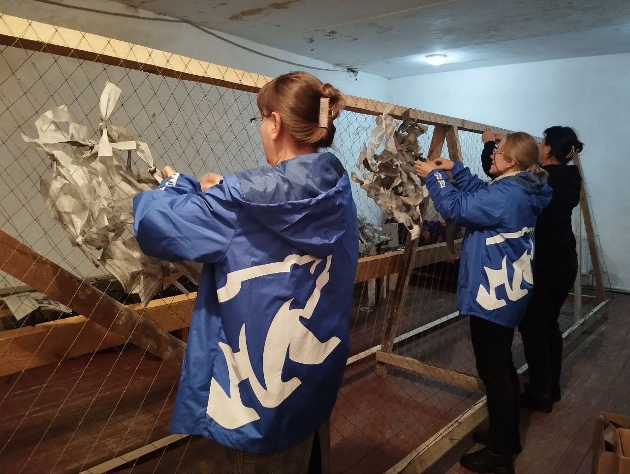 Единороссы провели мастер-классы по изготовлению маскировочных сетей в рамках акции «Zа Победу»