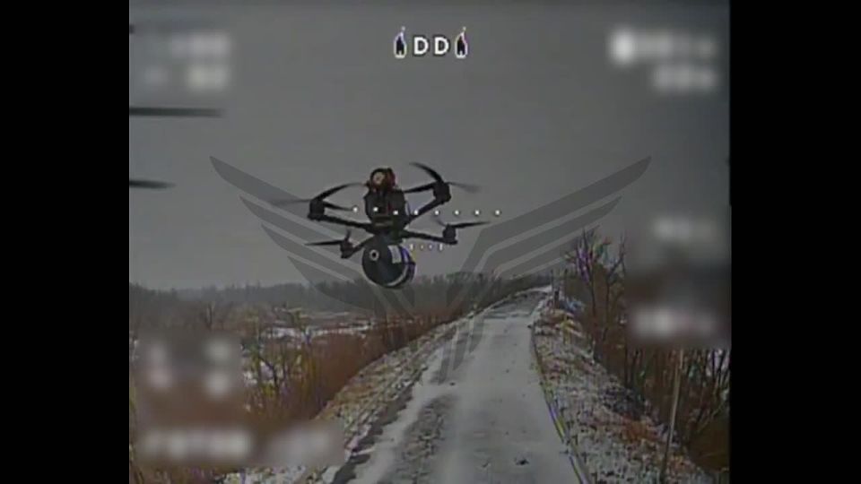 Работает «Рубикон». Донбасс 18 февраля 2026 года в н.п. Красноармейск оператор FPV-дрона «Рубикона» обнаружил украинский дрон-камикадзе на оптоволокне и винтами перерезал кабель, через который передавались управление и видео