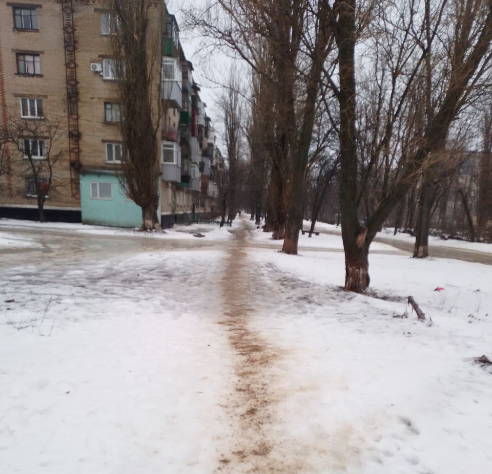 В Краснолучском округе продолжается борьба с гололедом