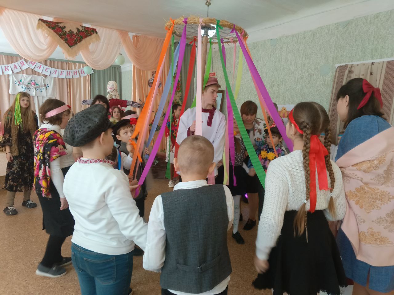 Вячеслав Третьяков: В Варваровской школе Кременского МО состоялся яркий и веселый праздник — театрализованно - игровая программа "Широкая Масленица"!